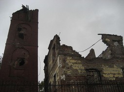 Dvorac Eltz nakon raketiranja (Wikipedia)