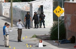 STRAVA NA ULICAMA
Narkomafija je ubila
dvojicu konkurenata i
odrubila im glave u znak upozorenja suparničkoj bandi u Ciudad Juárezu,
meksičkom gradu s
najviše ubojstava
