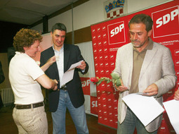 ZORAN MILANOVIĆ i Milan Bandić novim članovima stranke dijelili su iskaznice i ruže