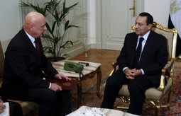 Aleksander Sultanov i Hosni Mubarak (Reuters)