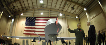 PREDATOROVO GNIJEZDO Američki ministar obrane Robert Gates s bespilotnom letjelicom
