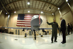 PREDATOROVO GNIJEZDO Američki ministar obrane Robert Gates s bespilotnom letjelicom