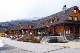 Hotel na skijalištu 10 kilometara udaljen od Željezare Podbrezová, u vlasništvu je te kompanije
