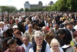 Tisuće ljudi okupili su se ispred katedrale Notre Dame u Parizu (Reuters)