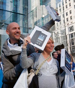 LANSIRANJE
iPADA
Mladi par pozira
fotografima sa svojim
netom kupljenim
iPadima, ispred
Appleove trgovine u
New Yorku, na dan
početka prodaje, 3.
travnja 2010.