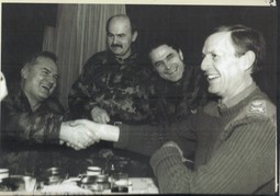 Ratko Mladić i general Michael Rose (Foto: Sreberenica Genocide Blog)