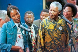 HUMANITARKA ZA AFRIKU Naomi Campbell 1997. posjetila je Južnoafričku
Republiku kako bi pružila javnu podršku predsjedniku Nelsonu Mandeli, koji ju je i pozvao