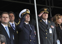 ADMIRAL Giampaolo di Paola  s generalom Josipom Lucićem na svečanosti podizanja hrvatske zastave u sjedištu NATO-a u Bruxellesu 