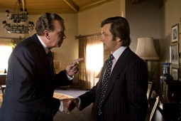 Richard Nixon (FRANK LANGELLA) suočava se sa tv voditeljem Davidom Frostom (MICHAEL SHEEN) u filmu "Frost/Nixon"
 