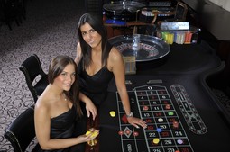 IGRA ZA VELIKI DOBITAK Casino City u hotelu Regent
Esplanade u Zagrebu u vlasništvu je
međunarodnog lanca iz Čilea a u njemu
najviše kockaju strani turisti koji samo radi toga znaju dolaziti iz Kine i afričkih zemalja; omiljena im je igra američki rulet jer na njemu mogu ostvariti najveće dobitke