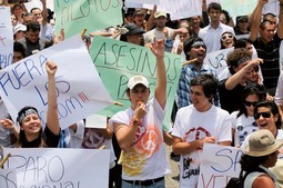 PROTIV COLOMA
Nakon Rosenbergove
smrti i objavljivanja
njegove videoporuke
na ulice su u Gvatemali
izišli brojni prosvjednici
protiv predsjednika