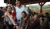 ZAŠTITAR U KAMPANJI Bojko Borisov s djecom u
rodnom selu za vrijeme
izborne kampanje