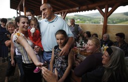 ZAŠTITAR U KAMPANJI Bojko Borisov s djecom u
rodnom selu za vrijeme
izborne kampanje