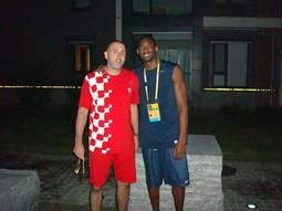 NA OLIMPIJSKIM IGRAMA u Pekingu 2008. godine Anzulović
je, kao pomoćnik
izbornika Repeše,
upoznao Kobea Bryanta, koji ga je oduševio pristupačnošću
