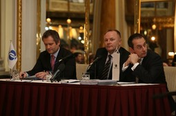 Čelni čovjek Geofota
Zvonko Biljecki (u
sredini) s predstavnicima
EBRD-a prošlog tjedna u Zagrebu