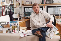 Joško Marušić u svom ateljeu u zagrebačkom Maksimiru s crtežima iz svog prvog
dugometražnog animiranog filma 'Duga' koji je stajao milijun eura i u koji je uložio vlastitih
200.000 eura