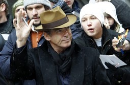 BERLINSKI DOČEK
Brosnan okružen
obožavateljima koji traže autogram u Berlinu prije premijere filma 'The Ghost
Writer'