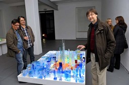 Anton Vrlić , u Gliptoteci na otvaranju svoje izložbe 'Stakleni gradovi'