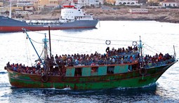 IZBJEGLIČKI
VAL IZ AFRIKE
Ribarski brod prepun
imigranata iz Tunisa
prošli tjedan pred
obalom Lampeduse