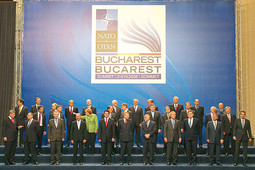 PREDSJEDNIK MESIĆ, premijer Sanader i predsjednik Albanije sa svim šefovima država članica NATO saveza prošli tjedan u Bukureštu