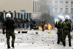 Na ulicama Atene ponovno je letjelo kamenje (Foto:Reuters)
