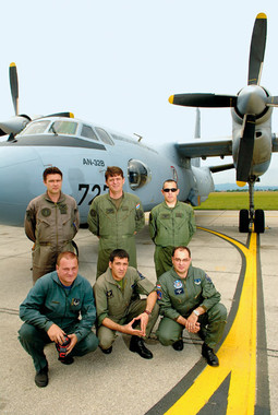 Hrvatski Antonov An-32B na Plesu s zapovjednikom pukovnikom Brankom Sukom (u sredini, stoji), posadom i zemaljskim osobljem