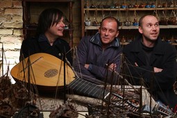 SA ŽARKOM HAJDARHODŽIĆEM i Darkom Pelužanom Karamazov je svirao na dubrovačkom Stradunu, a grupa se zove Fiori musicalli