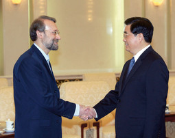 NAFTNA DIPLOMACIJA Kineski predsjednik Hu Jintao s iranskim visokim dužnosnikom Alijem Larijanijem