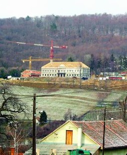 Dvorac predaka slikara Ferdinanda Kulmera iz temelja podiže tvrtka "Agrokor", koja trenutačno ima još sedam gradilišta u Hrvatskoj i u inozemstvu.