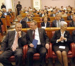 NESIGURNO SAVEZNIŠTVO
Vrh HDZ-a podržava Bajićeve istrage
u kojima su predmet interesa DORH-a
konkretne osobe, ali se boji istraga u
kojima bi mogla stradati cijela stranka