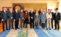 PREDSJEDNIK IVO JOSIPOVIĆ s okupljenim
gospodarstvenicima na sastanku Savjeta za gospodarstvo
u Uredu predsjednika na Pantovčaku, održanom 29. ožujka