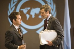 Tom Hollander kao zbunjeni ministar međunarodnog razvoja
Simon Foster i Peter Capaldi kao Malcom Tucker, šef odnosa s
javnošću britanskog premijera, u filmu 'U banani' koji se počinje
prikazivati u hrvatskim kinima