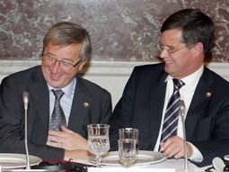 LUKSEMBURŠKI premijer  Jean-Claude Juncker i nizozemski Jan Peter Balkenende nakon torperdiranja Blaira postali su mogući kandidati za
predsjednika, ali oni su
birokrati i nemaju karizmu