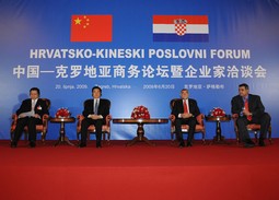 S KINESKIM predsjednikom Hu Jintaom i Nadanom
Vidoševićem na Hrvatsko kineskom poslovnom forumu