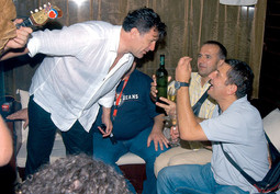 SLAVLJE MAMIĆA I SUDACA Zdravko Mamić često je slavio s nogometnim sucima pa je tako 16. srpnja 2005. proslavio rođendan sa Željkom Širićem i Alojzijem Šuprahom u baru Khala u Zagrebu