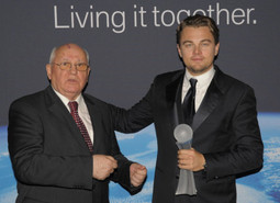 Mihail Gorbačov i Leonardo di Caprio tijekom večeri nazvane "Cinema for Peace".