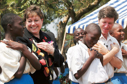 S ANN VENEMAN, šeficom UN-ova fonda za obrazovanje djece, Sachs je 2005. posjetio kenijsko selo Sauri u kojem djeluje fond, 450 kilometara zapadno od Nairobija
