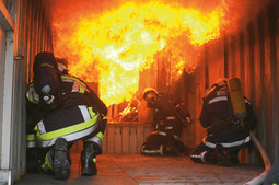 FLASHOVER je stručni termin za nagli plameni udar: da bi do njega došlo, temperatura uz strop mora biti 600 stupnjeva, a u razini glava vatrogasaca je tada 150 do 200 stupnjeva