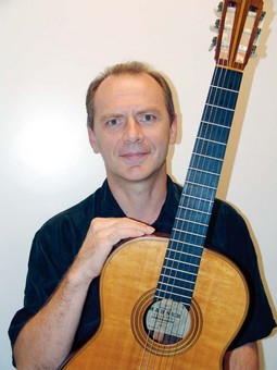 GITARA BR. 950
Gitarist Miroslav
Lončar dobio je od profesorice Marge Bauml gitaru
Hermanna Hausera
II iz 1973. vrijednu
oko 45.000 dolara