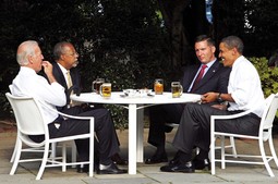 GPOTPREDSJEDNIK
Joe Biden, Henry
Gates, James Crowley
i predsjednik Obama
na domjenku u vrtu
Bijele kuće izgladili
su nesporazum - no
nitko se nije ispričao