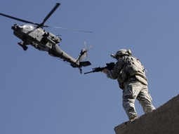APACHE I RANGER
Američki helikopter i pripadnik 10. brdske divizije u afganistanskoj pokrajini Baraki Rajan; u Afganistanu
trenutačno ima 65.000 američkih vojnika, a uskoro će ih biti 110.000