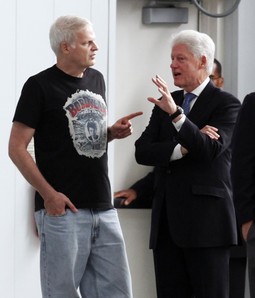 Bill Clinton na aerodromu razgovara
sa svojim prijateljem, producentom
Stephenom Bingom, koji mu je za put
ustupio svoj novi privatni avion, jer
američki avioni ne smiju slijetati u
Sjevernu Koreju