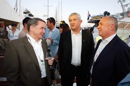 S BIZNISMENIMA Goranom Štrokom,
šefom Jadranskih
luksuznih hotela, i
Franjom Tomićem,
vlasnikom Tomić & Co., na Croatia Boat Showu u Splitu
