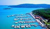 Hrvatska od svih zemalja s obalom na Mediteranu, osim Grčke, ima najbolje predispozicije za zaradu na nautičkom turizmu – po broju otoka i razvedenosti obale na drugom je mjestu. Hrvatska s 1246 otoka i 7456 kilometara obalne crte raspolaže sa samo 41 marinom i oko 15 tisuća vezova