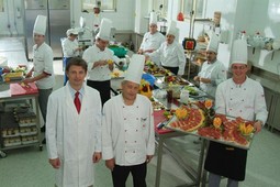 SUPER CATERING U BESTOVJU Vlasnik Cateringa Majetić s glavnim kuharom Silviom Belužićem i kuharima u kuhinji veličine 500 četvornih metara, opremljenoj najmodernijom tehnologijom i HACCP sustavom 