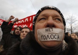 Demonstrant protiv Putina nalijepio si je preko usta natpis 
'Bez glasa'