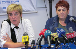 Sanja Sarnavka (lijevo) često se angažira na medijski atraktivnim slučajevima koji nemaju veze sa ženskim pravima, na snimci pressica povodom klizišta u Kupskoj ulici