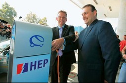 LEO BEGOVIĆ,
(na slici desno)
predsjednik Uprave
HEP-a, nakon
medijskih najava o
privatizaciji HEP-a
našao se na udaru
optužbi iznesenih u
anonimnom pismu
