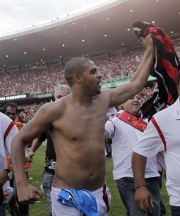 Adriano na prepunoj Maracani nakon osvajanje titule s Flamengom