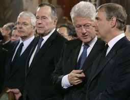 Među žalovateljima bili su i Jeljcinovi kolege iz međunarodne politike devedesetih, onovremeni britanski premijer John Major, američki predsjednici George Bush i Bill Clinton te princ Andrew, vojvoda od Yorka